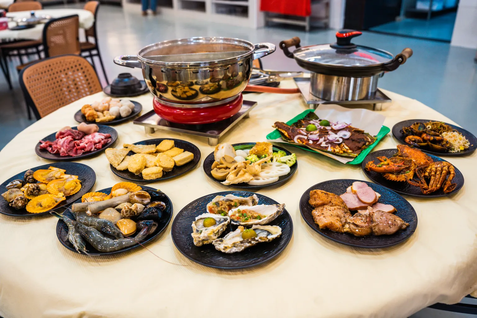 Hidangan makanan laut dan steamboat di atas meja QQ JB Steamboat Buffet