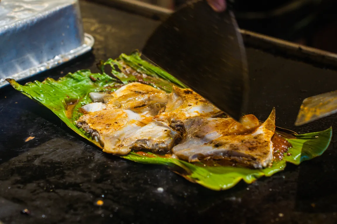 Ikan dipanggang di atas daun pisang di QQ JB Steamboat Buffet