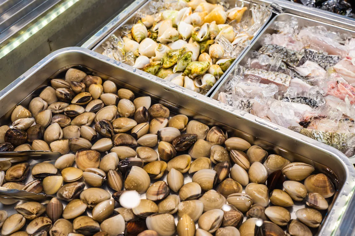 Pilihan makanan laut di kaunter buffet QQ JB Steamboat Buffet
