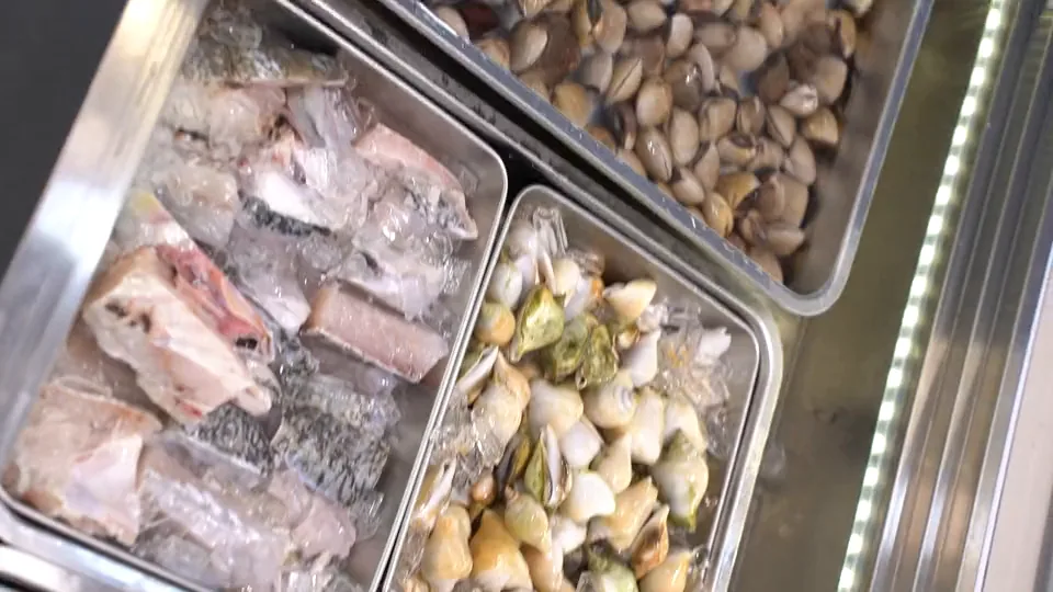 Lihat dulang makanan laut dan pilihan di kaunter buffet QQ JB.