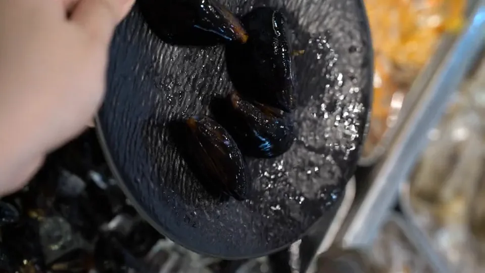 Kupang dipilih dengan penyepit dari kaunter makanan laut QQ JB.